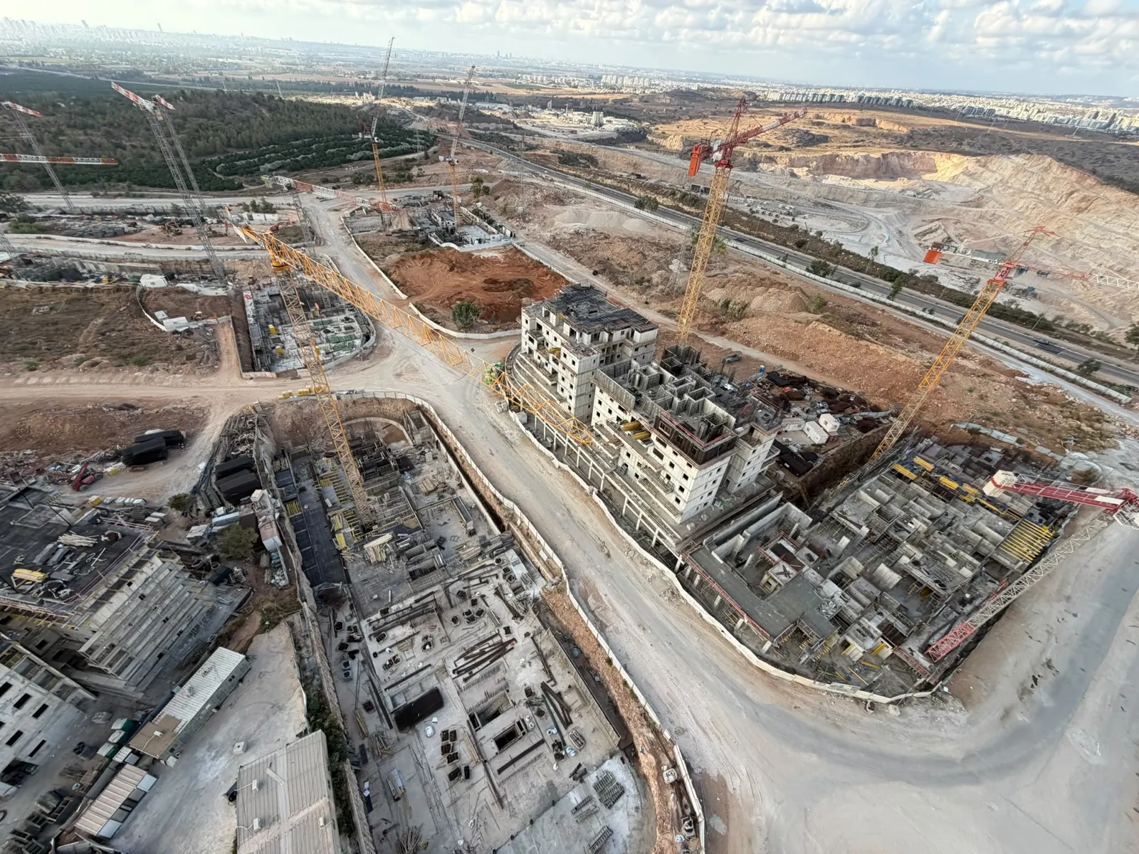 אתר בנייה חדשה עם עגורנים, צילום אווירי